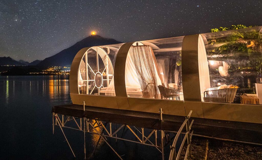Habitación transparente en un lago suizo