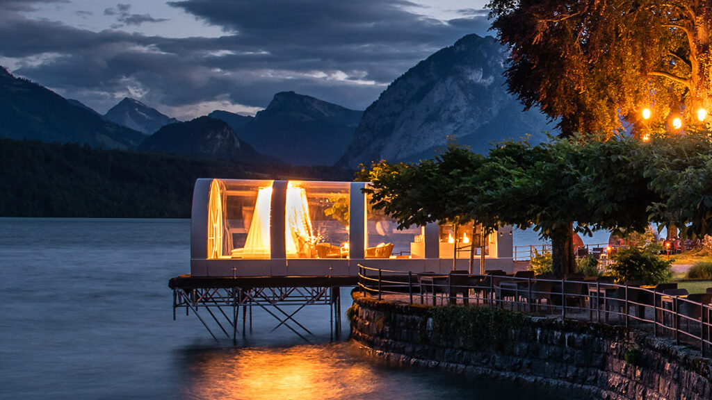 Chambre extérieure glamping au bord d'un lac suisse