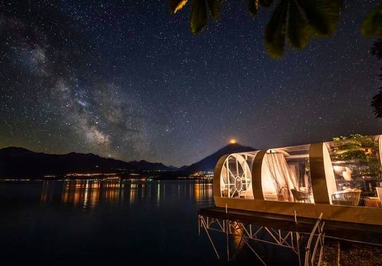 Tubbo Park Hotel Gunten transparent pod at night with a million stars
