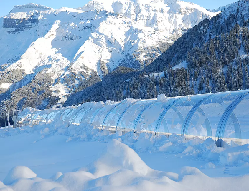 Esquí recinto transparente cubierto de nieve