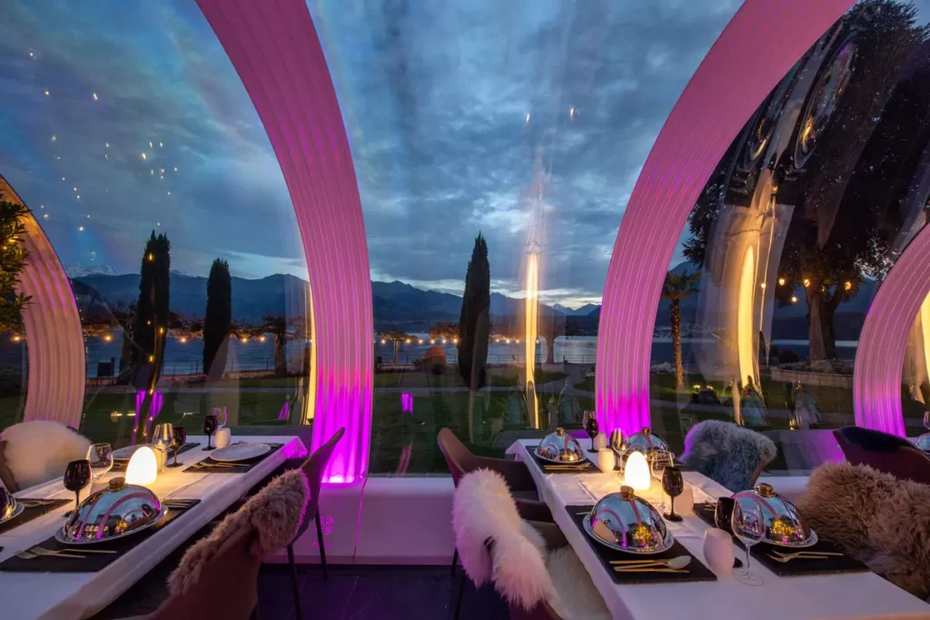 Au Parkhotel Gunten, une enceinte transparente pour un restaurant confortable près du lac Thunersee en Suisse.