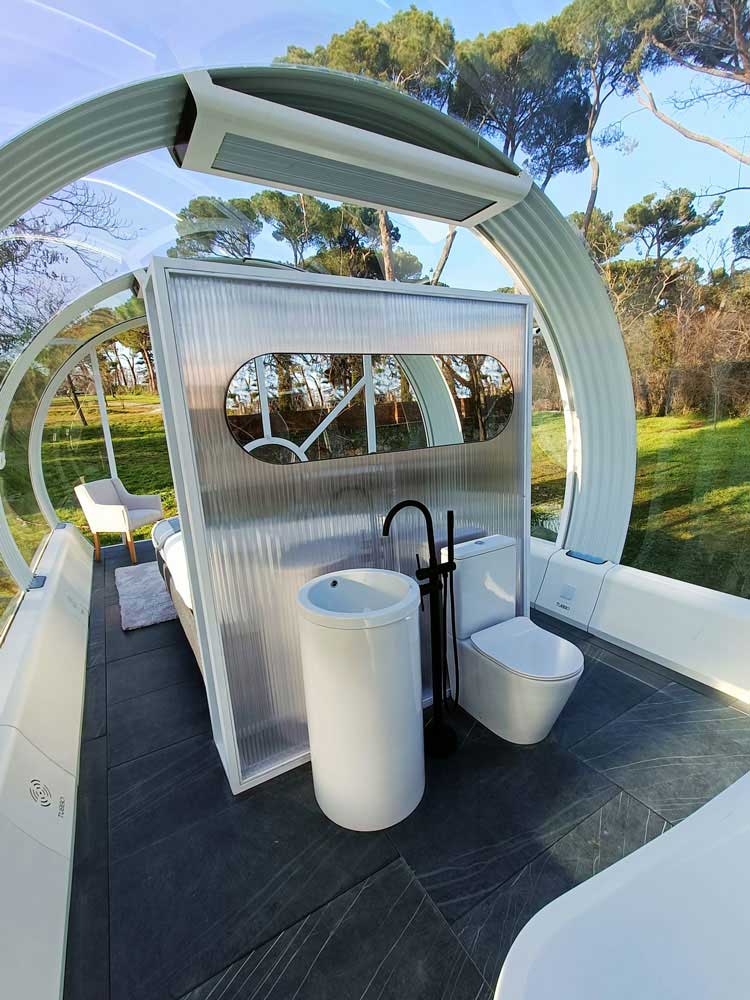 Tubbo Glamping transparent room bathroom