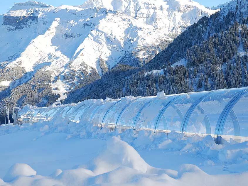 Ski-Tubbo-transparent-enclosure-covered-with-snow-2